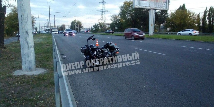 На Набережной в Днепре смертельное ДТП: байкер влетел в отбойник