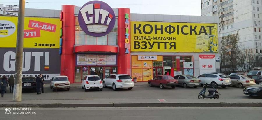 В Днепре вывеска торгового центра обрушилась на автомобиль