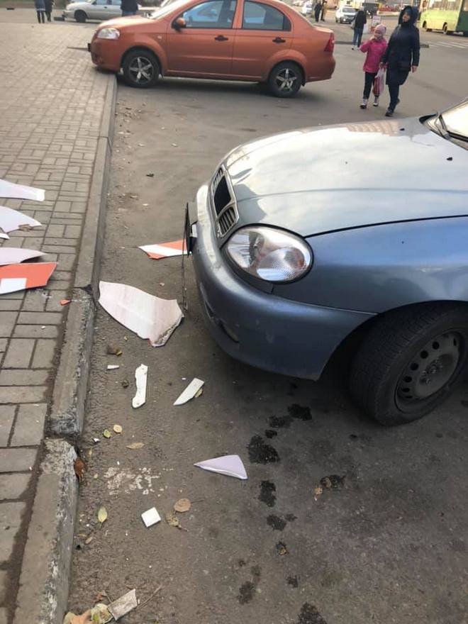 В Днепре вывеска торгового центра обрушилась на автомобиль