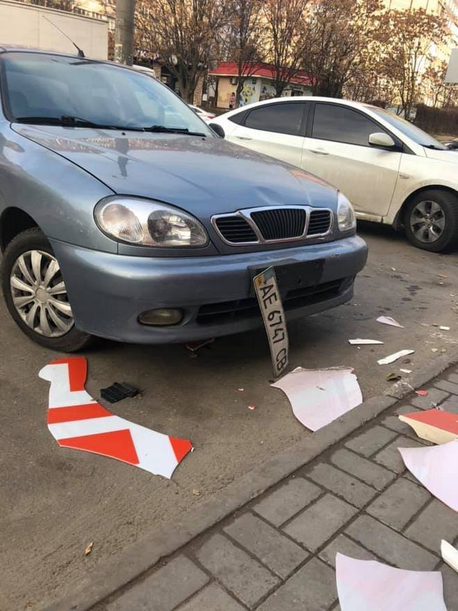 В Днепре вывеска торгового центра обрушилась на автомобиль