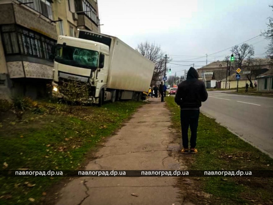 Фура въехала в многоэтажку