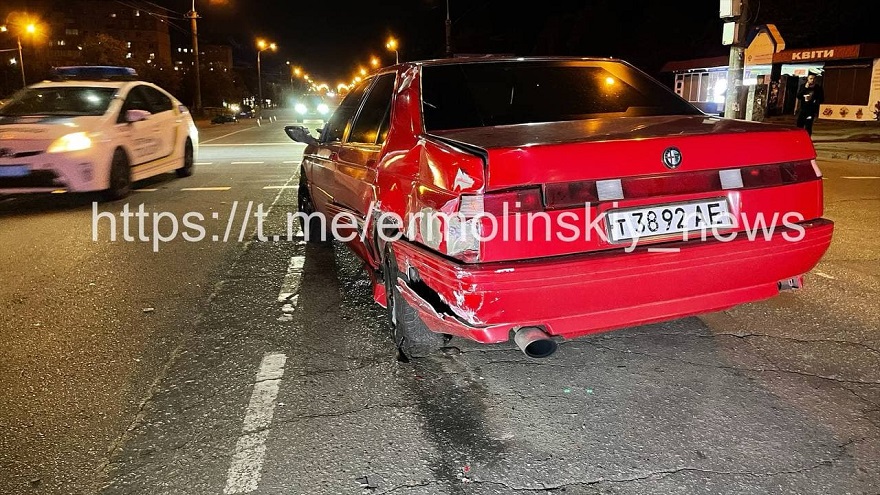 В Кривом Роге мотоциклист выехал на встречку и влетел в две легковушки