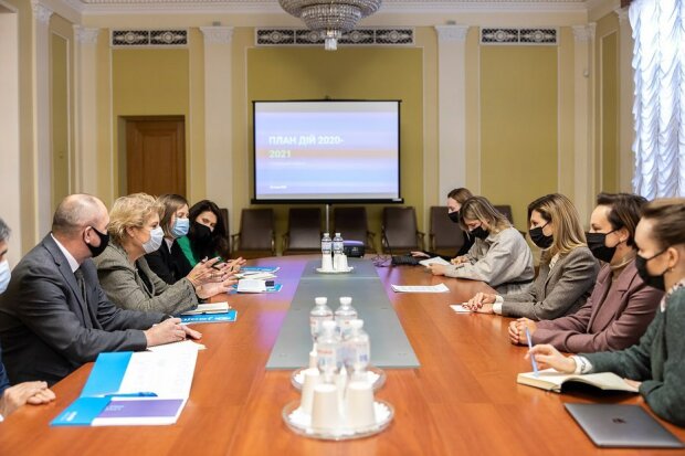 Елена Зеленская вышла в свет в элегантном образе
