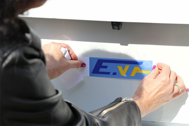  Ева