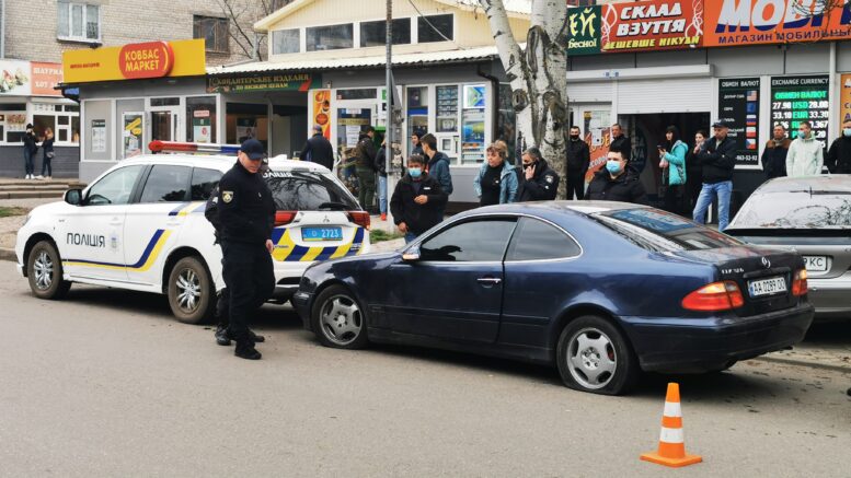 В центре Никополя полицейские выстрелами останавливали автомобиль