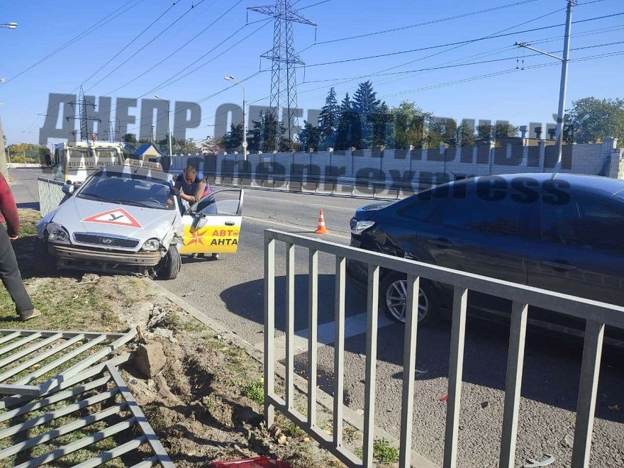 В Днепре на Набережной водитель на учебной машине протаранил забор
