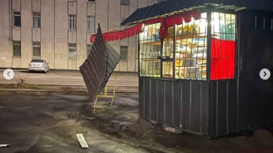 В Днепре водитель на грузовике снес теплотрассу: жители домов остались без отопления