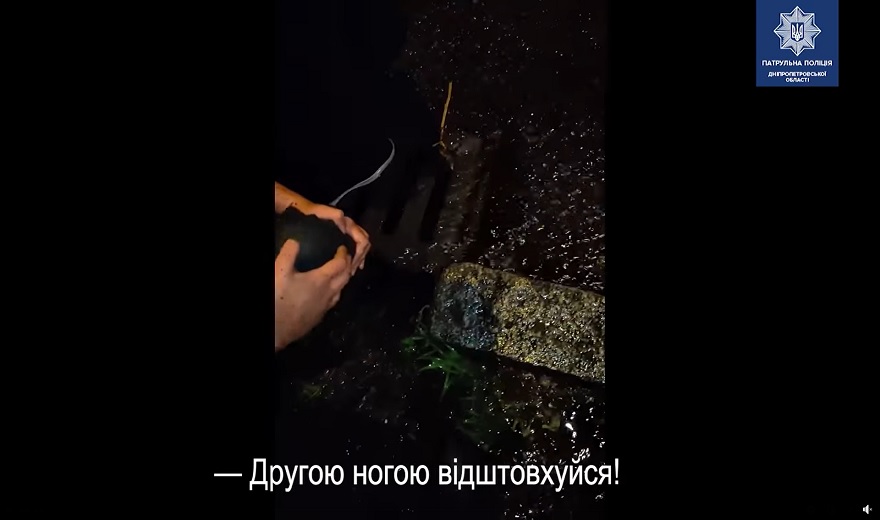 Мужчина застрял в ливневке 