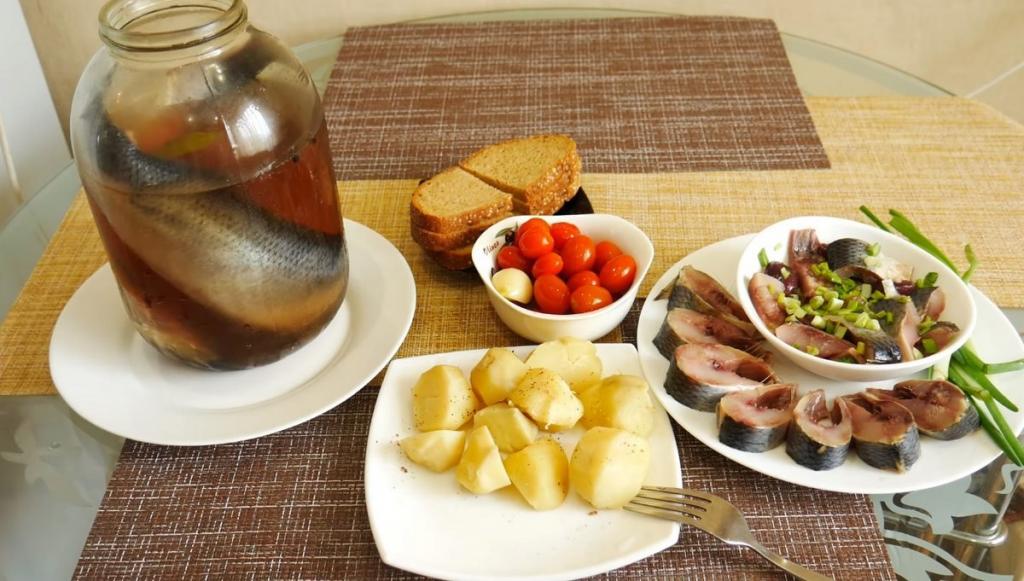 Малосольная селедка в банке: простой рецепт вкусной рыбки