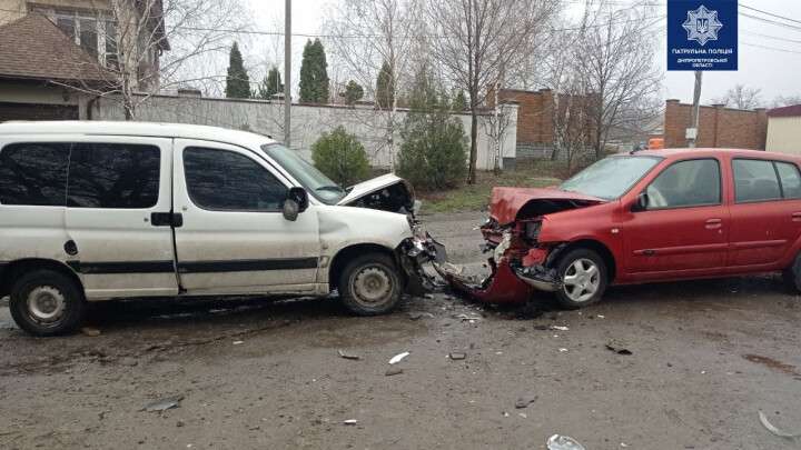 Под Днепром в результате лобового столкновения легковушек пострадали женщина и ребенок