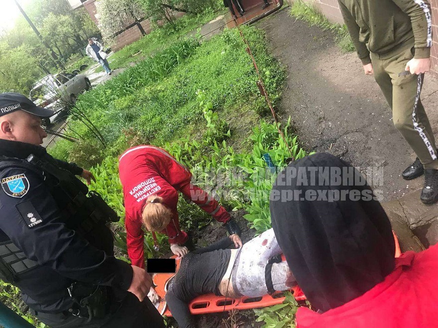 Женщина выпрыгнула из окна седьмого этажа  