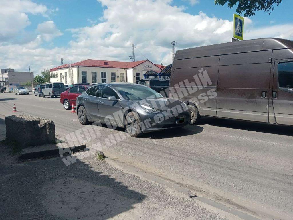 В Днепре на Каруны Tesla сбила пьяного пешехода