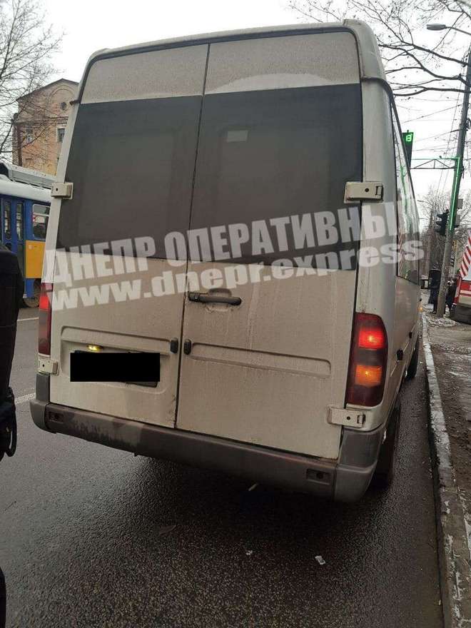 В Днепре микроавтобус сбил 18-летнюю девушку