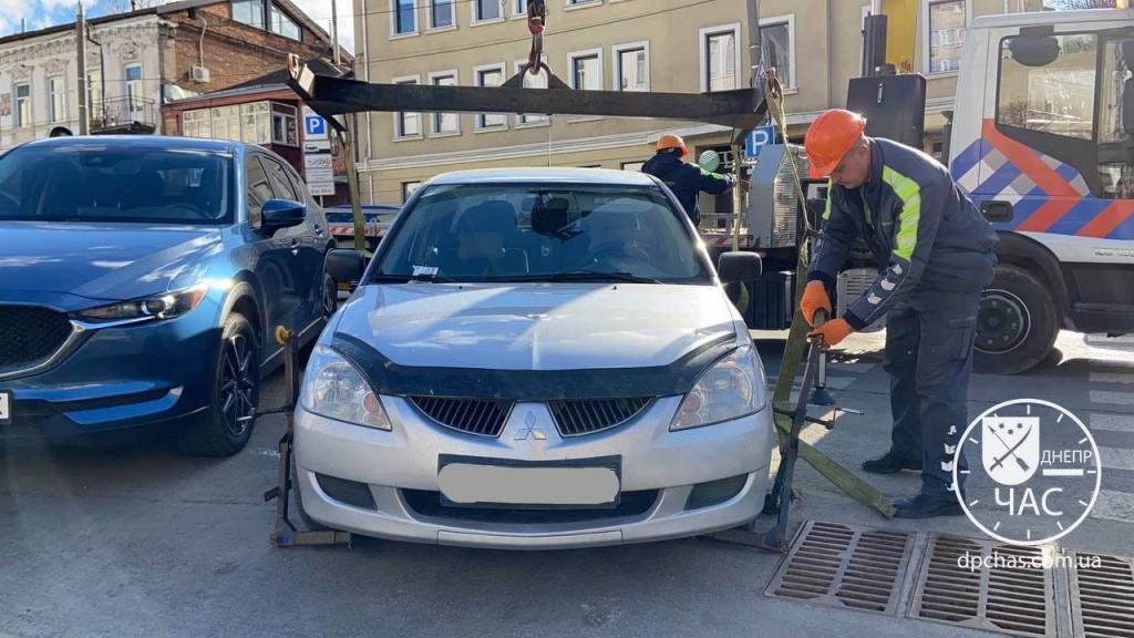 В Днепре за неправильную парковку ежедневно эвакуируют по полсотни авто