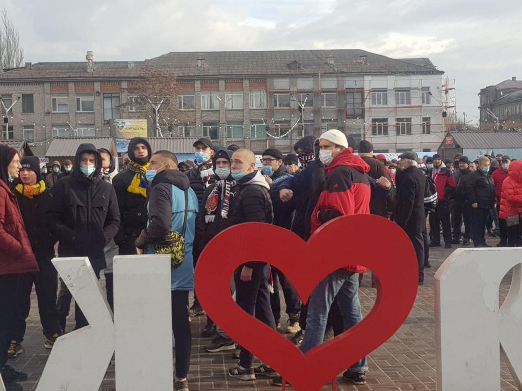 В Каменском проходит митинг в поддержку команд СК "Прометей"