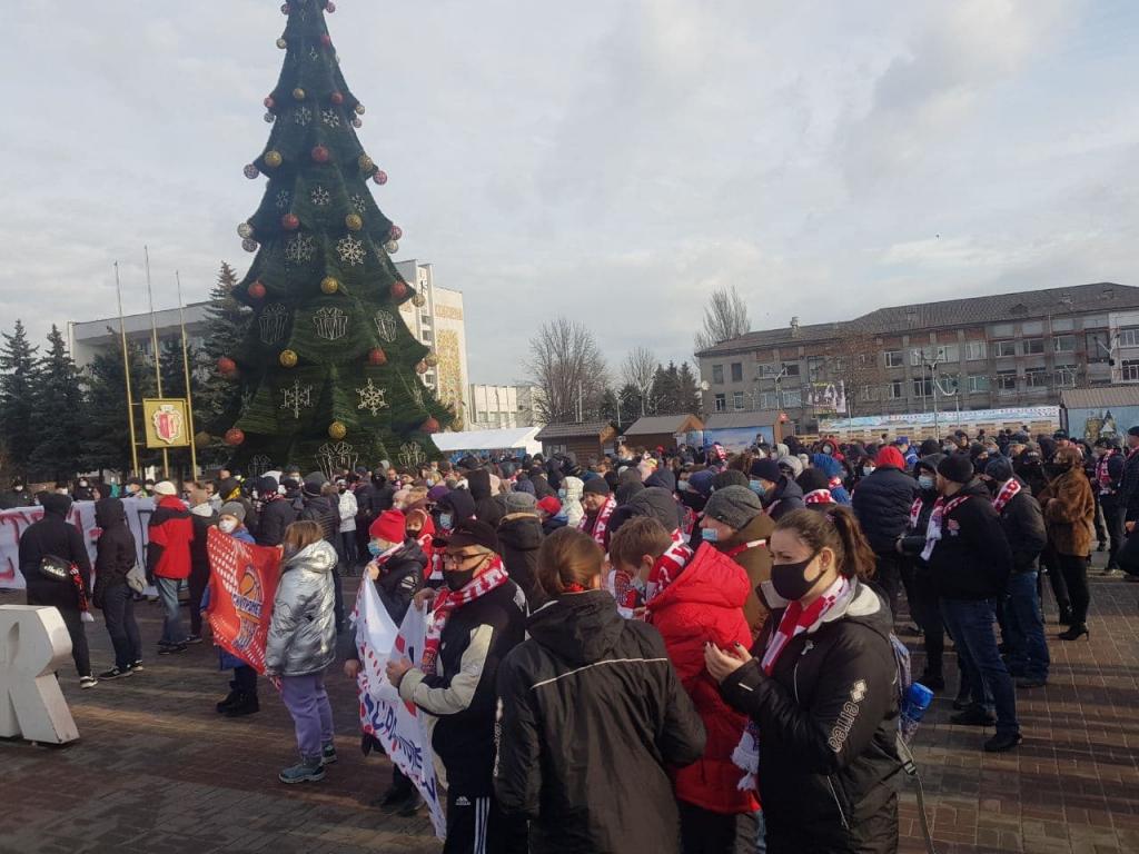 В Каменском проходит митинг в поддержку команд СК "Прометей"