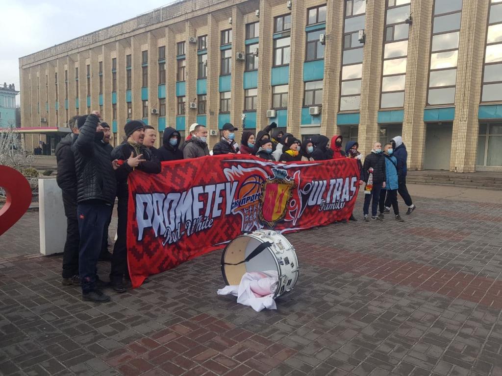 В Каменском проходит митинг в поддержку команд СК "Прометей"