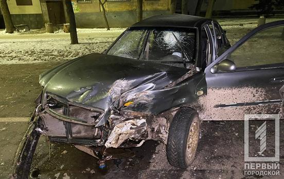 В Кривом Роге пьяный водитель разбил авто о деревья