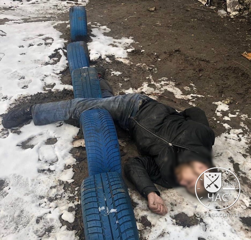 Труп мужчины на детской площадке