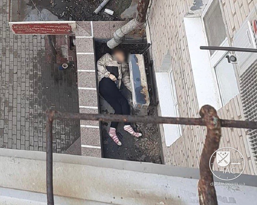 Женщина выпала из окна
