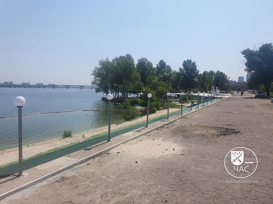 Пляж "Зеленая лагуна" в Днепре