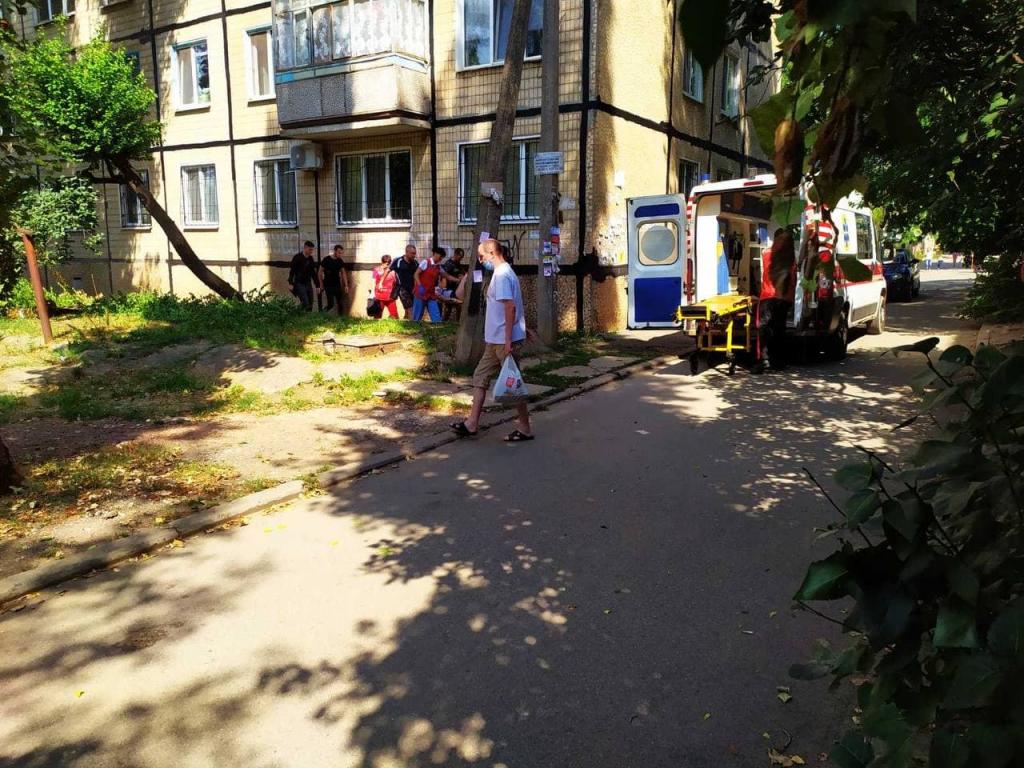 В Кривом Роге из окна многоэтажки выпала женщина