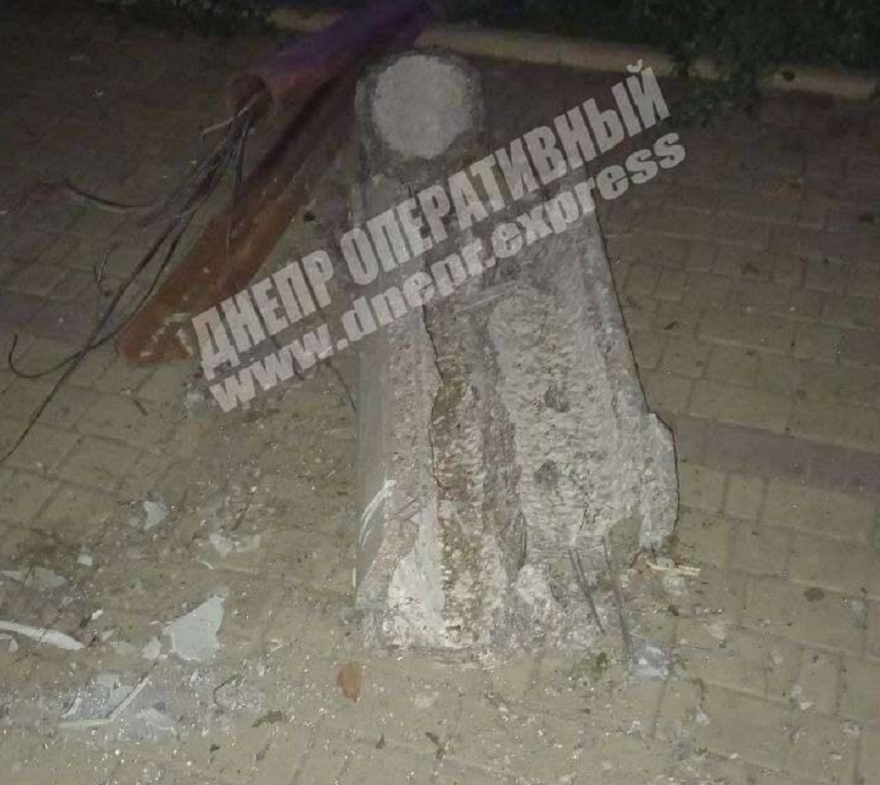 В Днепре пьяный иностранец на легковушке на скорости снес бетонный столб