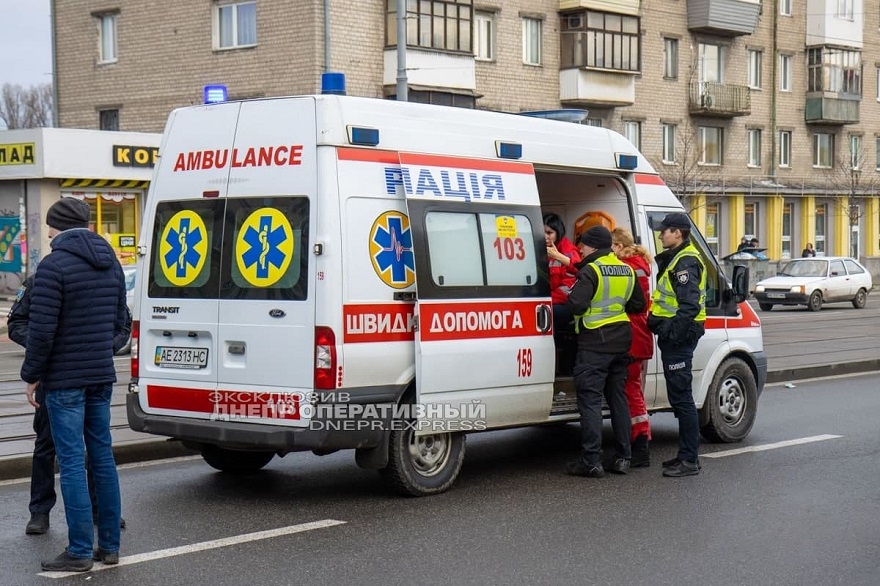 В Днепре возле вокзала сбили пожилого мужчину