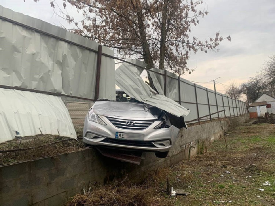 В Днепре на Левобережном такси вылетело в забор