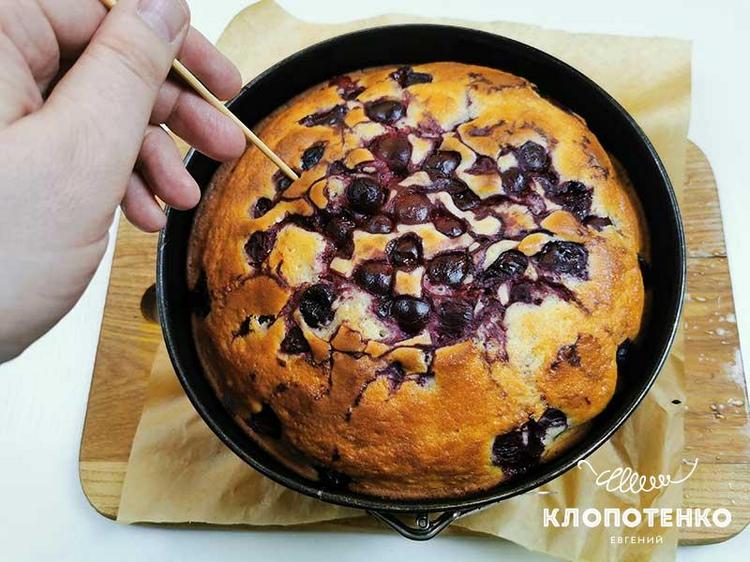 Невероятный пирог с вишней на кефире: рецепт от Евгения Клопотенко