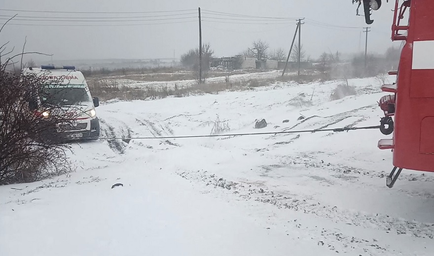 Скорая в сугробе