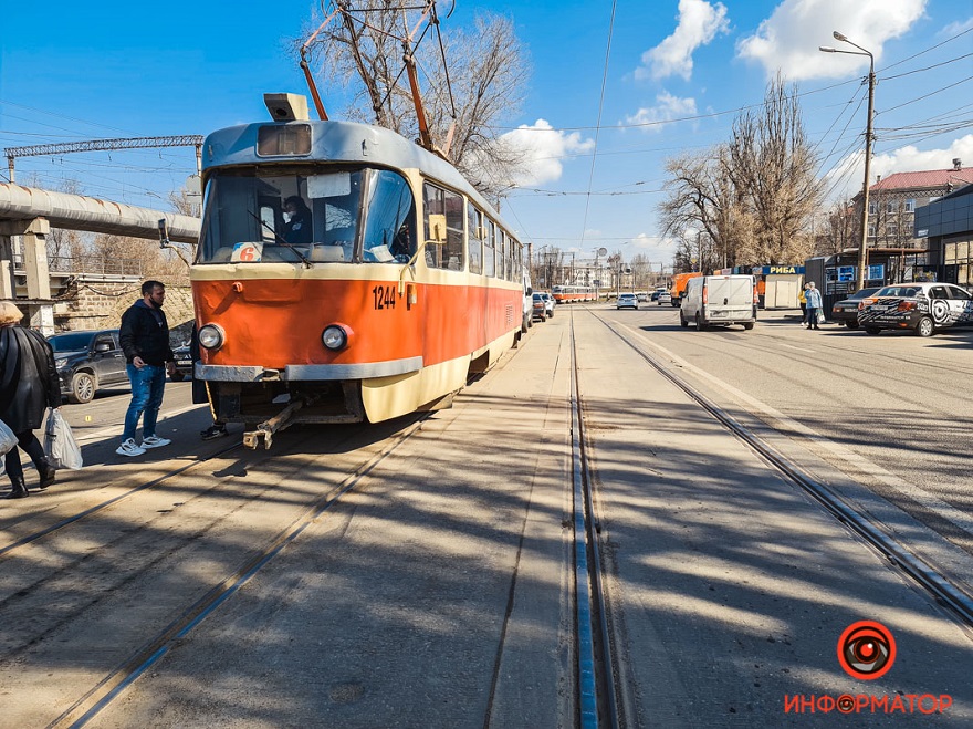 Электротранспорт стоит
