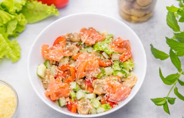 Салат с маринованными грибами и красной рыбкой