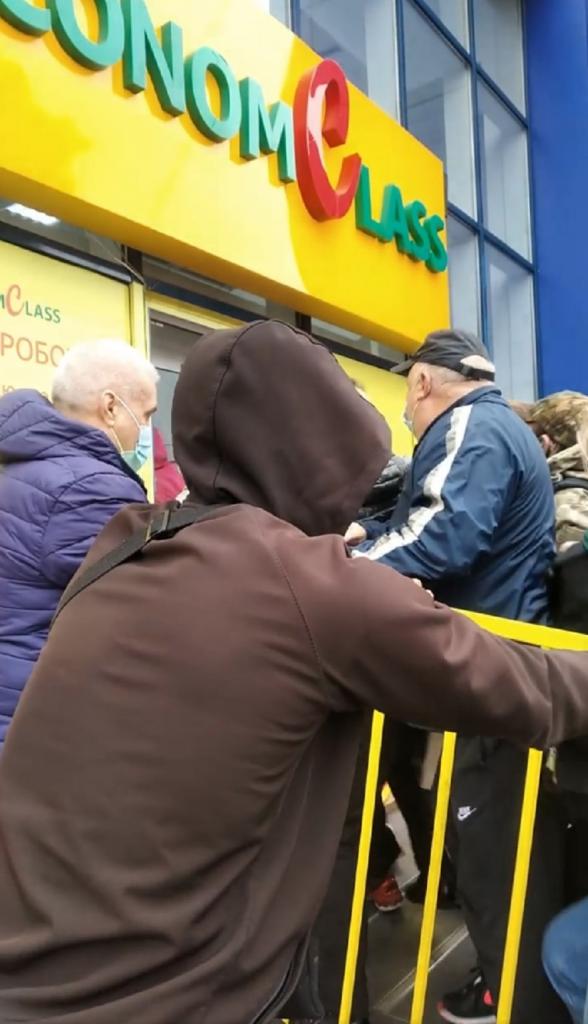 В Днепре горожане толпой штурмовали секонд-хенды