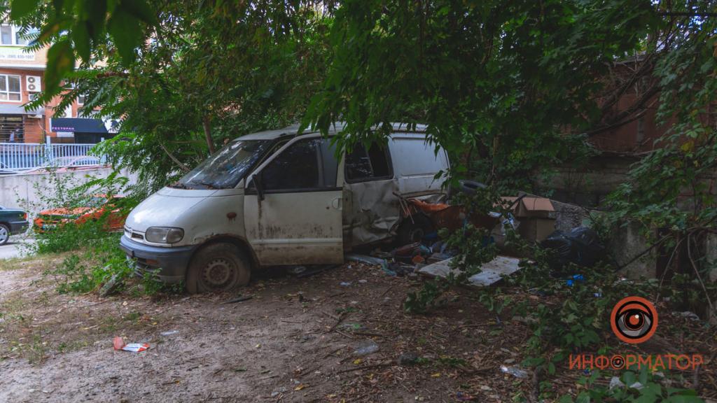 В Днепре в автомобиле обнаружили тело молодого парня