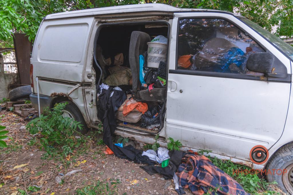 В Днепре в автомобиле обнаружили тело молодого парня