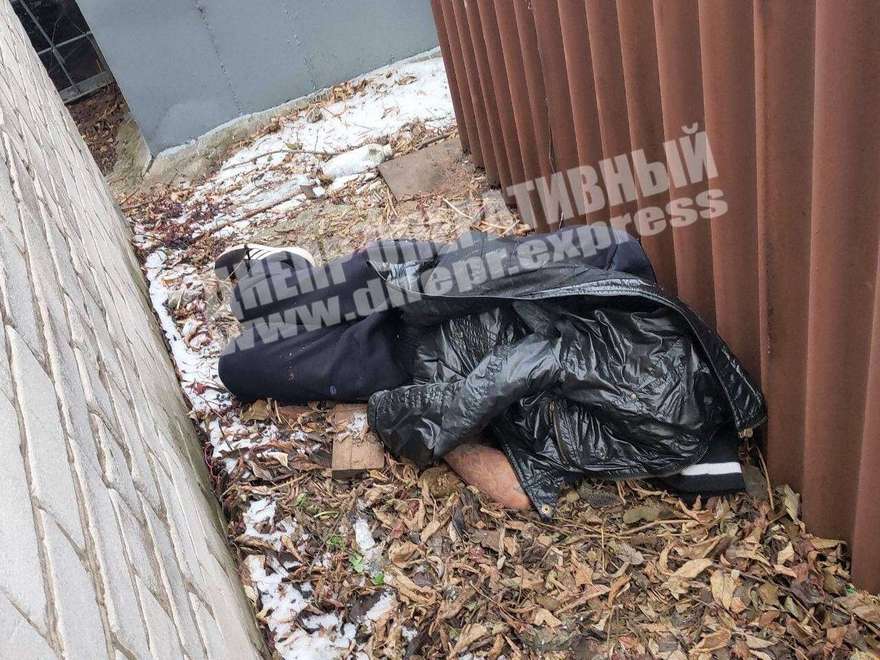 В Днепре возле гаражей обнаружили труп мужчины