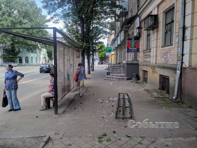 В Каменском отвалившийся от дома кусок металла едва не убил ребенка