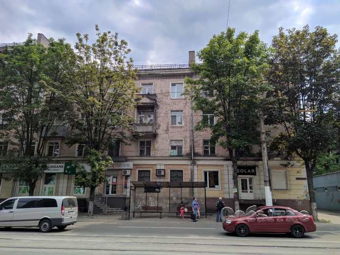 В Каменском отвалившийся от дома кусок металла едва не убил ребенка