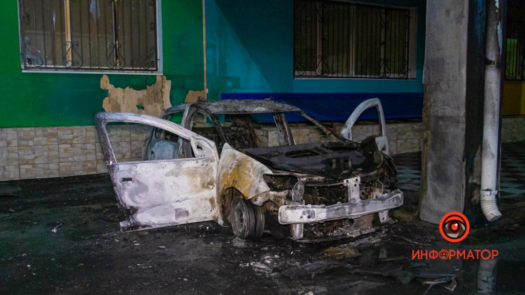 В Днепре возле школы взорвался автомобиль