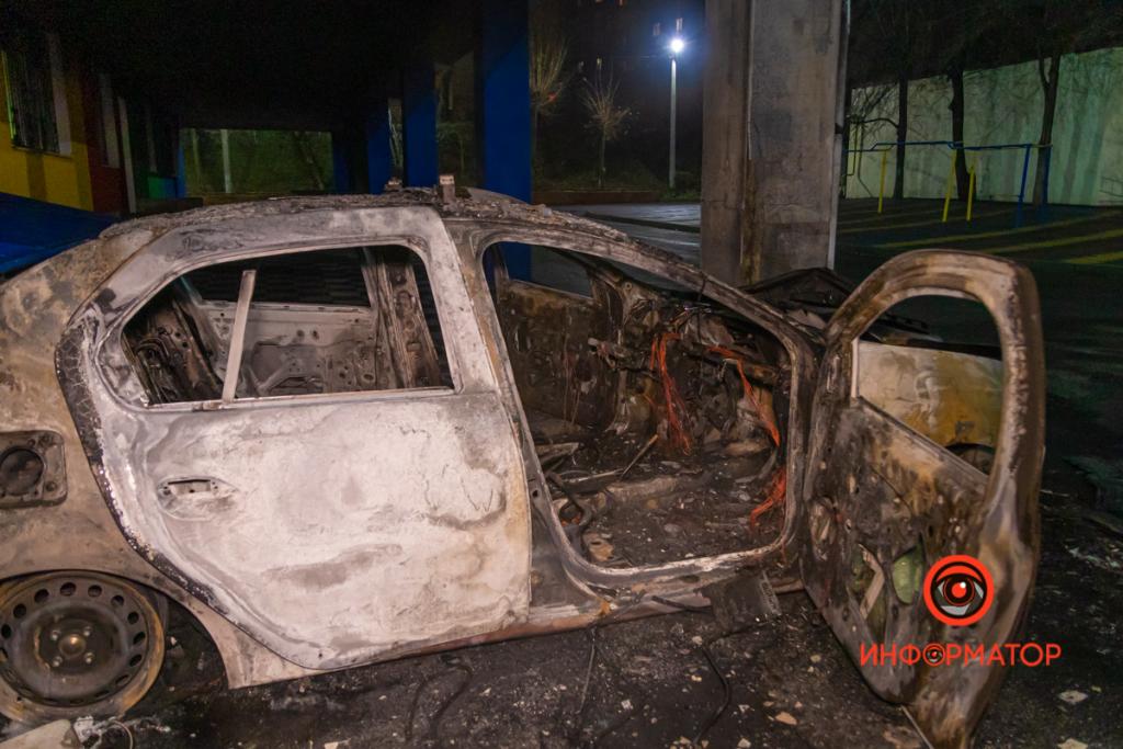 В Днепре возле школы взорвался автомобиль
