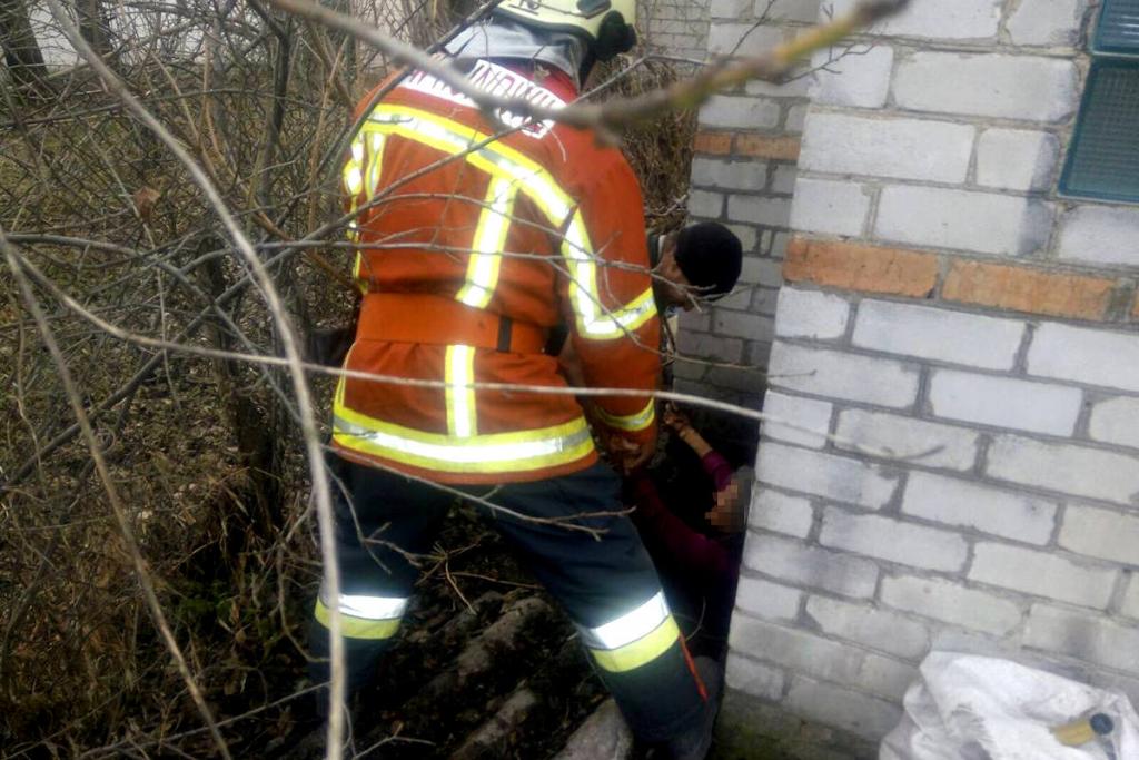 Под Днепром женщина едва не утонула в выгребной яме