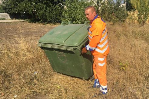 В Днепре коммунальщики ежедневно ремонтируют мусорные баки