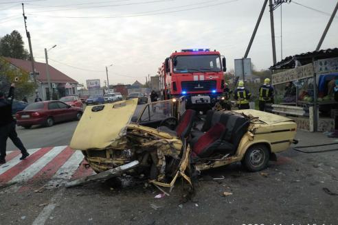 ДТП под Днепром: авто вылетело в кювет и перевернулось