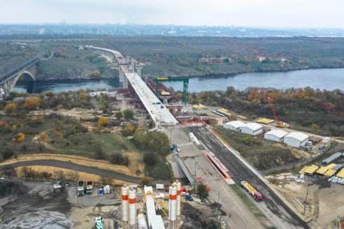 Строительство мостов в Запорожье ведется круглосуточно