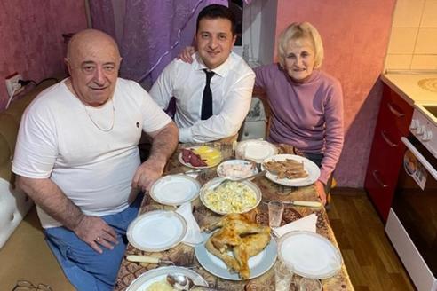 Зеленский показал фото с ужина у родителей