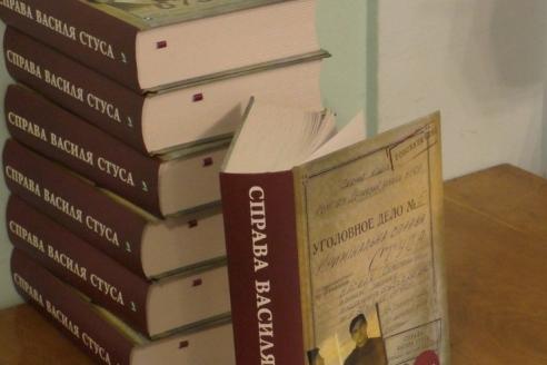 Новый тираж книги о Стусе уже пакуют для отправки в магазины и покупателям