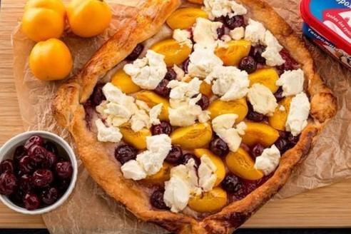 Абрикосово-вишневая слойка с творожным сыром: очень быстрый рецепт