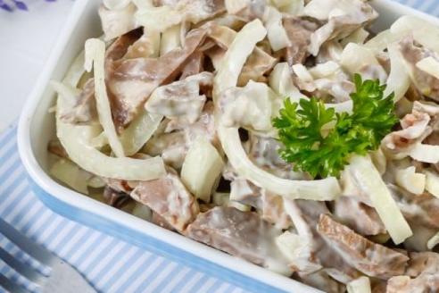 Салат из сердца с маринованным луком: пошаговый рецепт