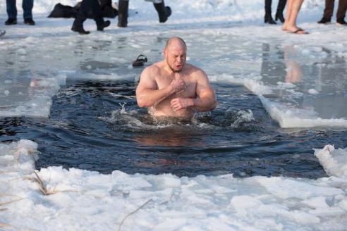 Крещение: действительно ли вода смывает грехи при купании в проруби